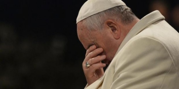 Réflexion : Faut-il vraiment obéir au Pape ? Pape-triste_article