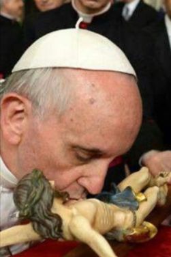 Le pape recadre le cardinal conservateur Robert Sarah Pape-franc3a7ois-en-priere-embrasse-la-croix