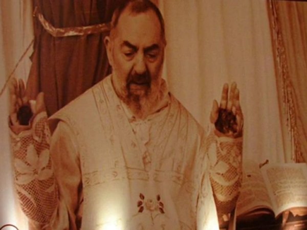 Saint Padre Pio portant les plaies de Notre Seigneur Jésus-Christ  Padre-pio-stygmate