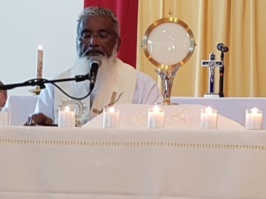 Extraits de la Retraite du Père James Manjackal donnée du 6 au 8 juillet 2018 en l’Église Notre Dame du Rosaire Chaumont James-prieres-blanc