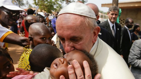 Honte à ceux qui méprisent notre Pape François -Ils devront en répondre un jour ! Voyez le bien qu'il fait ! - Page 2 Pape-enfant-bangui