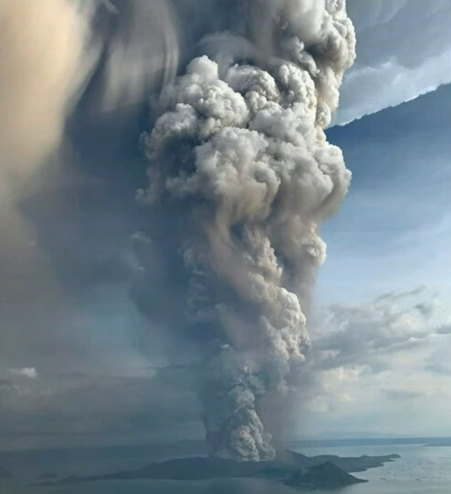 Attention aux formes étranges dans l'atmosphère ! ???? (Un message de la Vierge Marie à Luz de Maria + Photos) Volcan-philippines-snapshot-e1579154890687